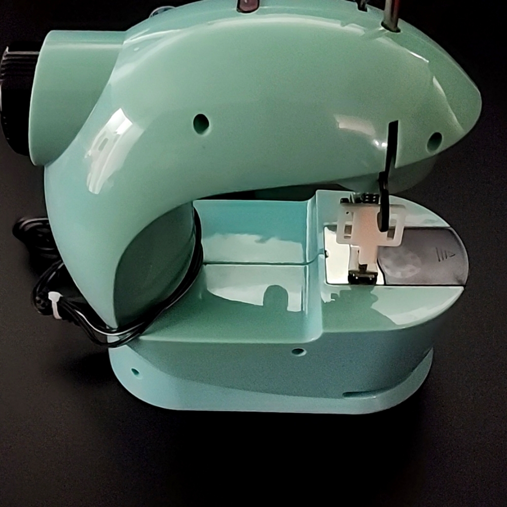 Mini sewing machine